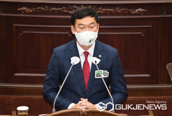 (사진제공=하동군)김구연 의원이 경남도의회에서 5분 자유발언을 하고 있다