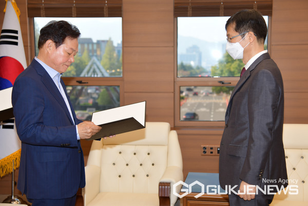 (사진제공=경남도) 박완수(좌측) 경남지사가 29일 권창호씨에게 투자유치단장 임용장을 수여하고 있다.