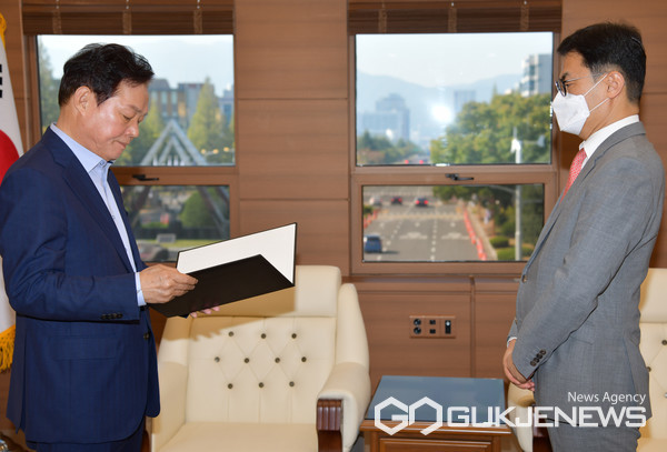 (사진제공=경남도) 박완수(좌측) 경남지사가 29일 이재훈씨에 창업지원단장 임용장을 수여하고 있다.