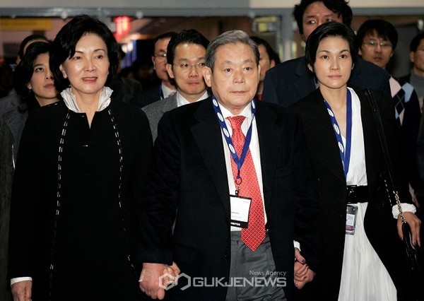 (왼쪽부터) 부인 홍라희, 이건희 회장, 딸 이서현. (로이터/국제뉴스)
