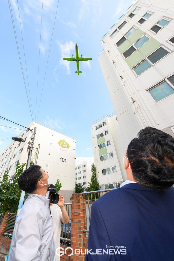 지난 8월말 소음대책지역에서 소음측정중인 이기재 양천구청장
