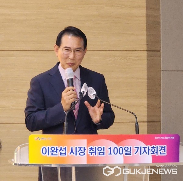 6일 열린 '민선8기 취임 100일 기자회견'에서 충남 서산 간척지의 우수성과 활용 방안에 대한 의견을 피력하고 있는 이완섭 충남 서산시장. (서산 = 최병민 기자) 