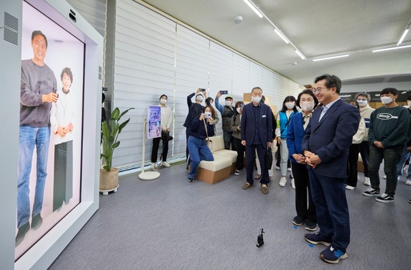 8일 오전 김동연 경기도지사와 도민들이 도담소 대연회장에서 마련된 경기도 정책 홍보 부스를 관람하며 경기도 파주 해마루촌 주민들과 온라인(실시간) 소통을 하고 있다. 사진제공=경기도청.