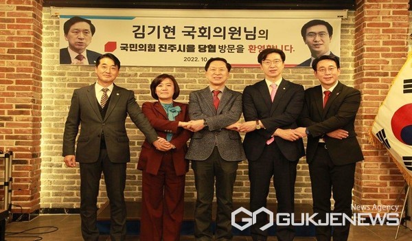 (사진제공=강민국의원실)진주시민의 날을 하루 앞둔 지난 9일 강민국 의원과 김기현 의원이 진주을 당원들과 자리를 함께하고 있다