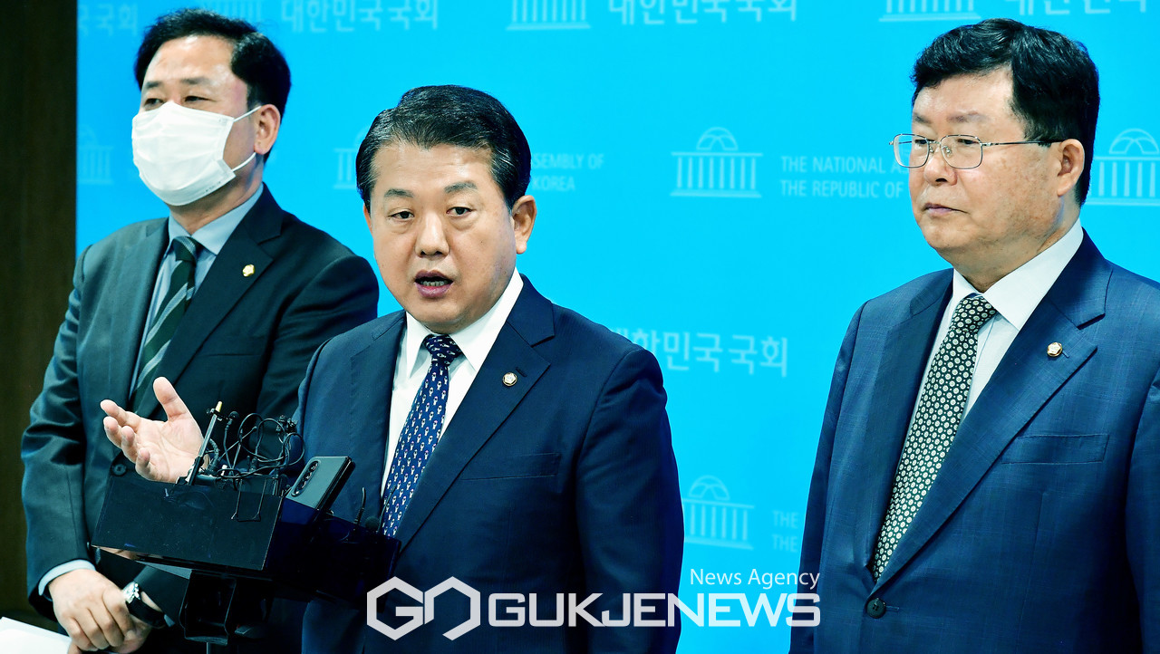 (서울=국제뉴스) 더불어민주당 김병주 의원을 비롯 국방위소속 의원들이 12일 오전 국회 소통관에서  한미일 연합훈련 및 국민의힘 친일발언 규탄 기자회견을 마치고 취재진 질문에 답하고 있다./사진=이용우기자