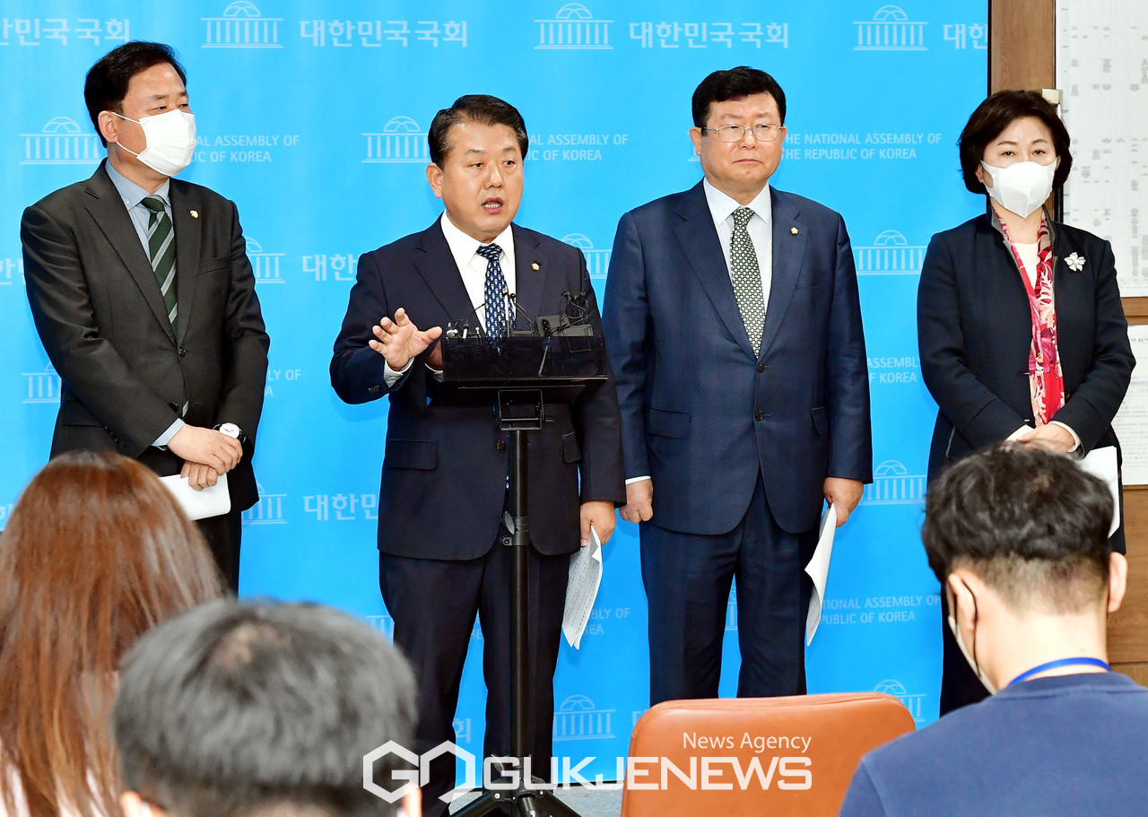 (서울=국제뉴스) 더불어민주당 김병주 의원을 비롯 국방위소속 의원들이 12일 오전 국회 소통관에서  한미일 연합훈련 및 국민의힘 친일발언 규탄 기자회견을 마치고 취재진 질문에 답하고 있다./사진=이용우기자