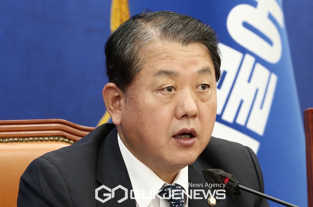 (서울=국제뉴스) 더불어민주당 김병주의원이 13일 서울 여의도 국회에서 열린 국정감사대책회의에서 모두 발언을 하고 있다.  /사진=원명국