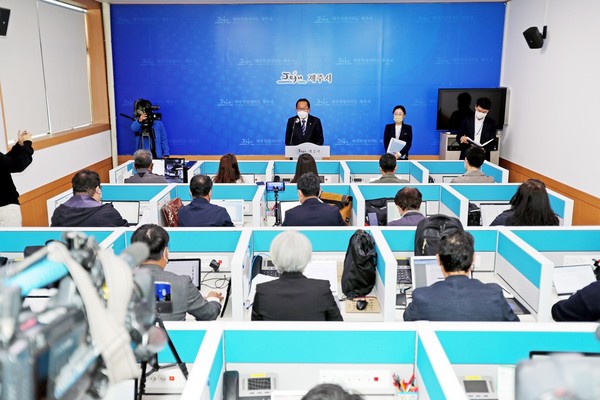 13일 오전 10시 강병삼 제주시장이 추자도 해상풍력발전사업과 관련  주민 주용성 없이는 사업을 추진하지 않겠다는 입장을 다시 한번 피력했다.[사진=제주시]
