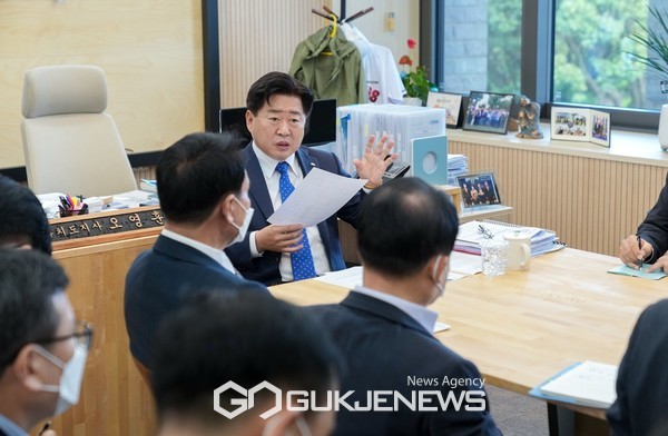 오영훈 지사는 17일 오전 오전 9시 집무실에서 도정현안 공유 티타임을 주재하며 상임위별 주요 사안에 대한 토론과 점검을 통해 도정 정책 추진상황과 주요 현안을 적극적으로 상세하게 설명할 것”을 강조했다.