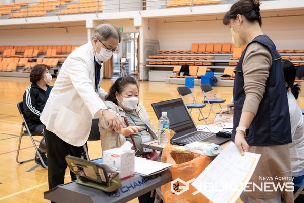 분당서울대병원 의료진이 진료를 하고 있다 (사진=분당서울대병원)