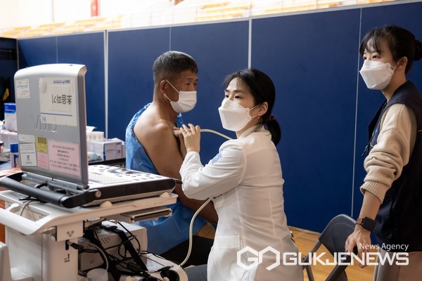 분당서울대병원 의료진이 진료를 하고 있다 (사진=분당서울대병원)