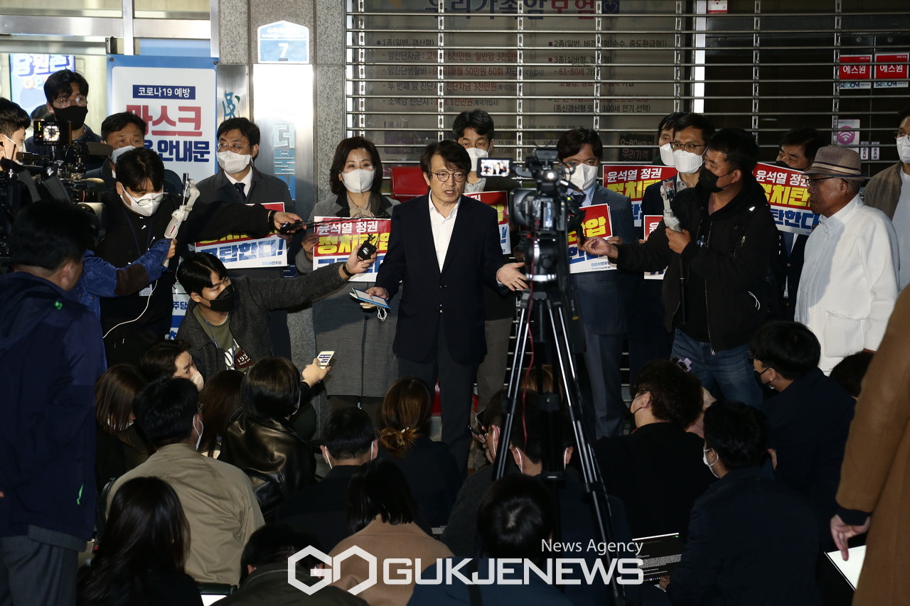 ▲김의겸 더불어민주당 대변인이 19일 오후 서울 여의도 민주당사 앞에서 민주연구원 압수 수색을 시도하던 검찰이 철수한 뒤 긴급 최고위 회의 결과를 브리핑하고 있다. /사진=원명국 기자