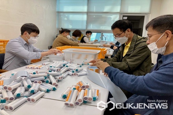 노인장애인과 직원들의 일손봉사 모습.(제공=충북도청)