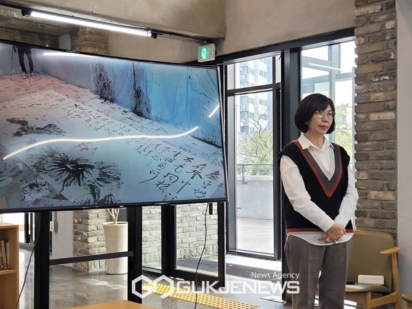 지난 21일 예술공간 이아에서 열린 기자간담회에서 양희은 예술감독이 제26회 제주미술제의 방향성에 대해 설명하고 있다.[사진=문서현 기자]