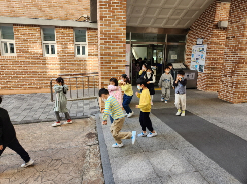 아라초등학교는 지난 21일 아라119센터와 공공기관 합동 소방훈련을 통해 화재예방의 중요성과 화재 발생 시 신속한 대피 요령을 몸소 익히는 계기를 마련했다.[사진=아라초등학교]