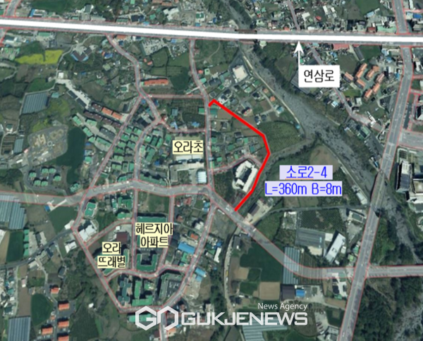 제주시는  교통체증을 해소하기 위해 진행 중인 오라초 동측 오라주거지역 경계 도로개설사업이 원활하게 추진되고 있다.