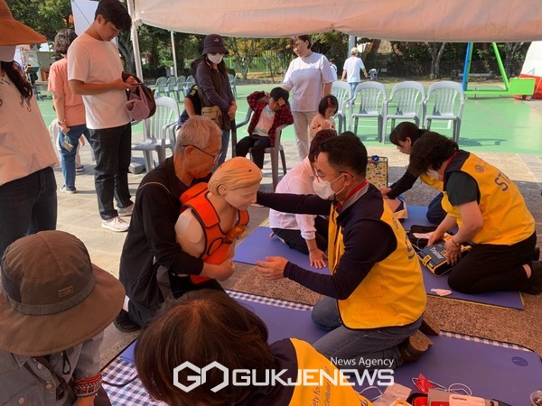  지난 21일, 22일 이틀에 걸쳐 2022년 서귀포시 주민자치&평생학습 박람회에서 안전 관련 단체 등 10여 명이 참석해“안전 문화 운동 홍보부스”를 운영했다.[사진=서귀포시]