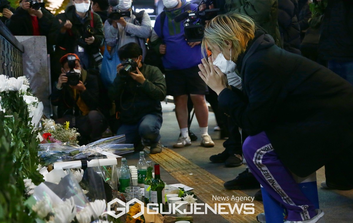 이태원 압사 사고 희생자들 기리며 < 포토뉴스 < 포토 < 기사본문 - 국제뉴스