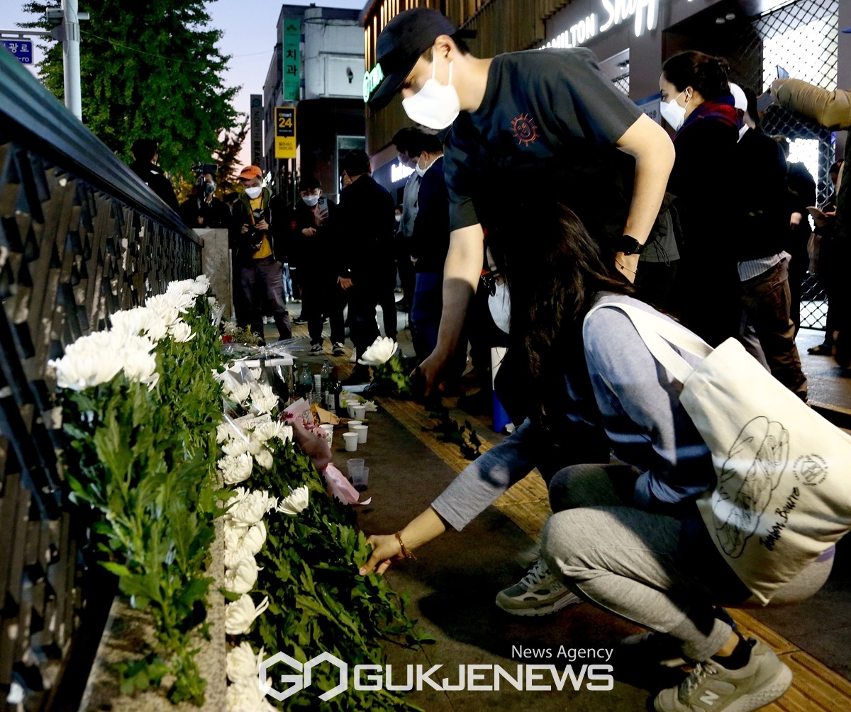 이태원 압사 사고 희생자들 추모 < 정치 < 포토 < 기사본문 - 국제뉴스