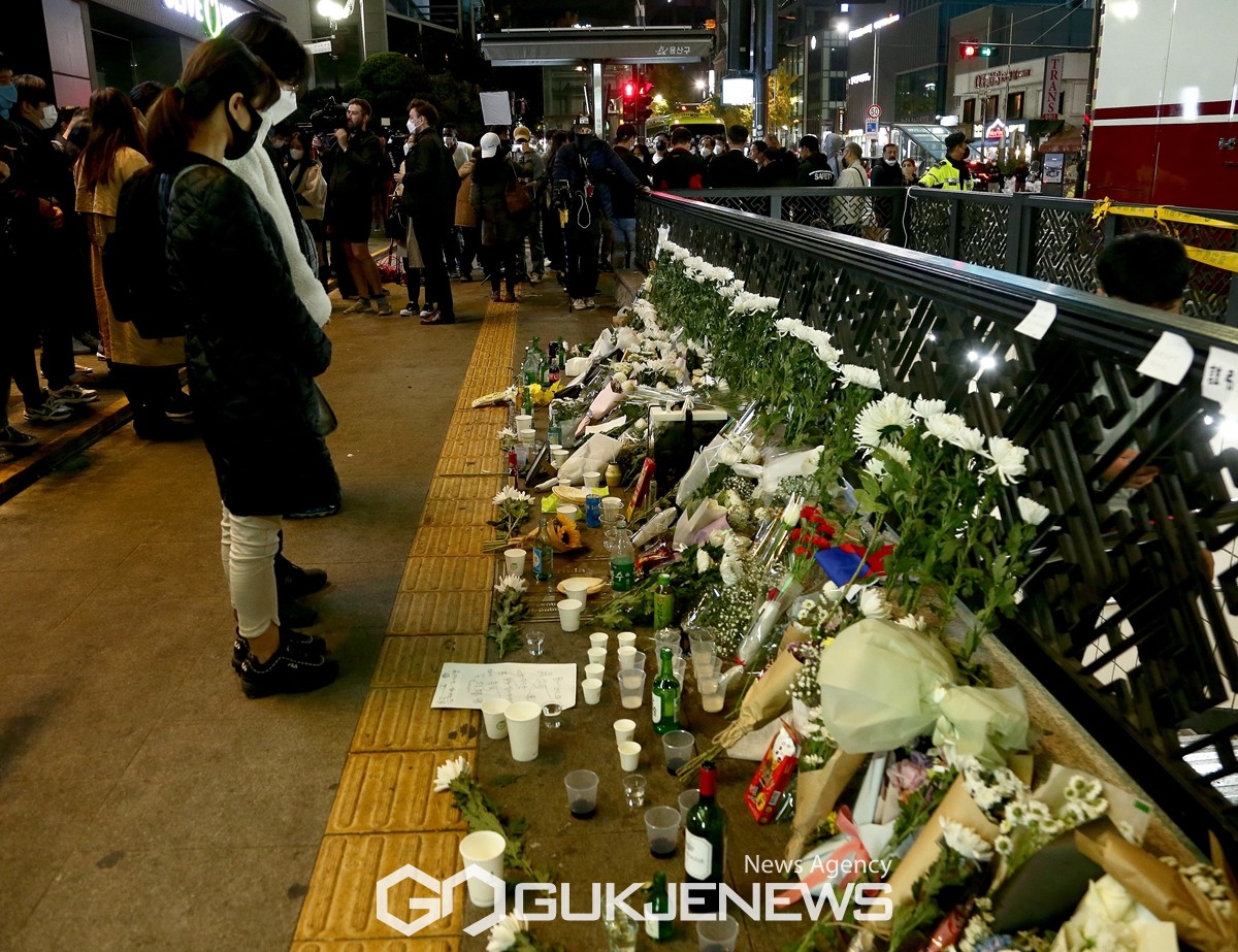 이태원 압사 사고 추모하는 시민들 < 포토뉴스 < 포토 < 기사본문 - 국제뉴스
