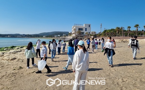 보목초등학교는 지난 1일 유치원 및 1~6학년 84명이 참여한 가운데 신양섭지해수욕장에서 플로깅 활동을 전개했다.[사진=보목초등학교]
