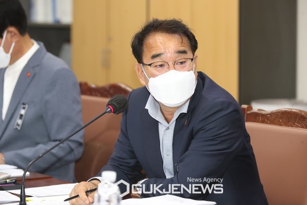 김승준 의원이 2일 속개한 제410회 임시회에서 농민수당 자격요건 조치에 대한 현안업무보고를 받았다.[사진=제주도의회]