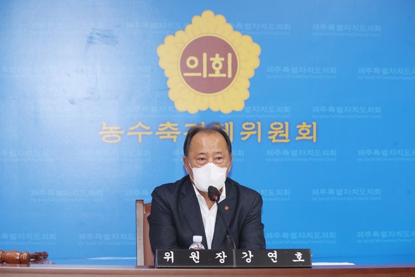 강성의 의원이 2일 속개한 제410회 임시회에서 농민수당 자격요건 조치에 대한 현안업무보고를 받았다.[사진=제주도의회]