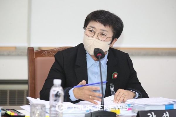 강성의 의원이 2일 속개한 제410회 임시회에서 농민수당 자격요건 조치에 대한 현안업무보고를 받았다.[사진=제주도의회]