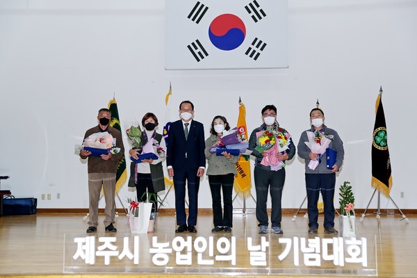 강병삼 제주시장은 4일 열린  ‘2022년 제주시 농업인의 날 기념행사’에 참석해 우수농업인에 대해 표창을 수여한 후 농업을 선도하는 주체로서 진지한 정보 교류의 시간이 마련되기를 바란다"고 격려했다.[사진=제주시]