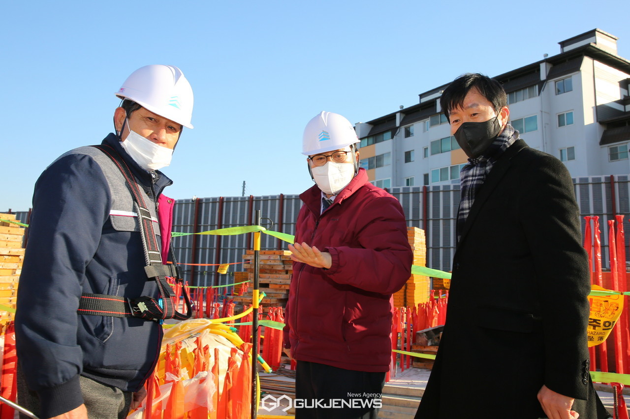 (제공=경주시) 고령자 복지주택 조성공사 현장 점검에 나선 주낙영 경주시장(가운데)