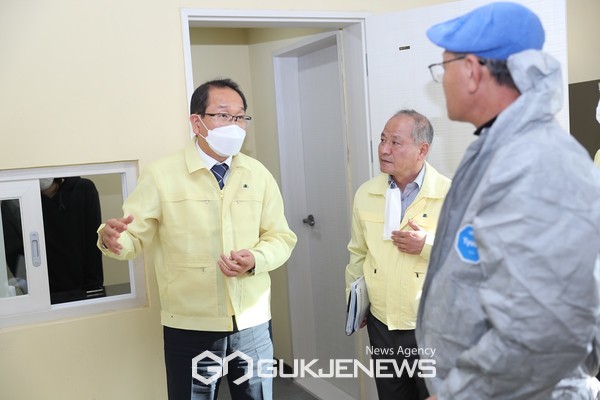 7일 강병삼 제주시장이 구좌읍 김녕리에 신축, 운영중인 동부거점소독시설과 하도 철새도래지를 방문해 산관련차량 소독과 가축전염병 차단방역에 철저를 기해 줄 것을 당부했다.[사진=제주시]