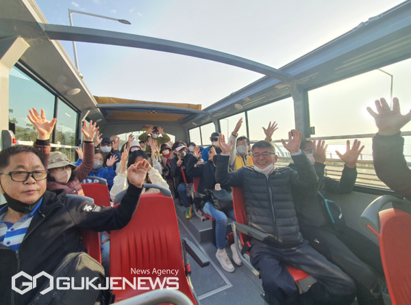 수어해설사와 함께하는 서부산 시티투어 모습/제공=부산관광공사