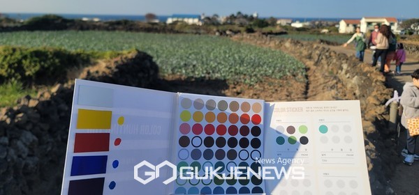 제주관광공사는  지난 3일부터 5일까지 도내 일원에서 진행됐으며, 도외에 거주하는 농인 참가자 및 가족 19명이 참가한 가운데 색채여행을 비롯한 다양한 오감 활용 콘텐츠를 체험하며 제주를 여행했다.[사진=제주관광공사]