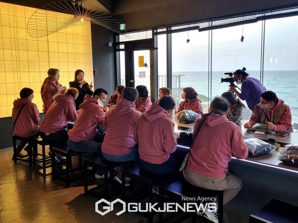 제주관광공사는  지난 3일부터 5일까지 도내 일원에서 진행됐으며, 도외에 거주하는 농인 참가자 및 가족 19명이 참가한 가운데 색채여행을 비롯한 다양한 오감 활용 콘텐츠를 체험하며 제주를 여행했다.[사진=제주관광공사]