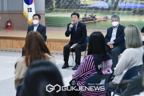 8일 김광수 교육감이 서부중학교 설립예정부지 2필지 토지매입을 위해 토지주와 계속적인 설득 노력을 하는 등 자생단체장을 만나 협조를 요쳥했다.[사진=제주도교육청]
