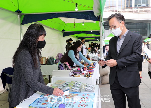 ‘2022년 중소상공인 판매전’에 참여한 업체 부스에서 제품 설명을 듣는 유성훈금천구청장. 사진=금천구청