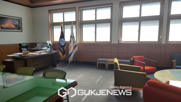 1일 진행된 제성마을 대책위원회 주민들과 면담에서 물 한모금 주지 않고 바쁘다는 핑게로 시민들을 내팽게 치듯 나가버리는 냉혈적인 행태도 목격했다고 대책위는 주장했다.[사진=제성마을 벚나무 대책위원회]