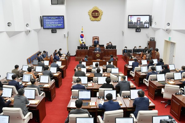 주도의회가 오늘(15일)부터 오는 12월 15일까지 31일간 일정으로 제411회 제2차 정례회가 시작됐다.[사진=제주도의회]