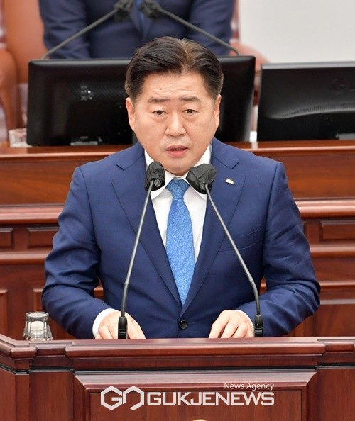 오영훈 제주도지사가 15일 오후 제주도의회 본회의장에서 시정연설하고 있다.[사진=제주도의회]