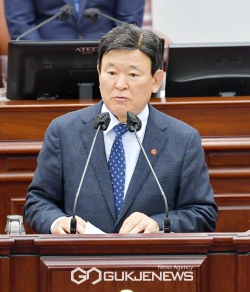 김광수 제주도교육감이 15일 오후 제주도의회 본회의장에서 시정연설하고 있다.[사진=제주도의회]