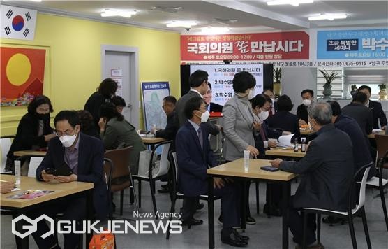 매주 토요일 주민들 민원과 정책제안 경청하는 '국회의원 '쫌' 만납시다' 운영 모습