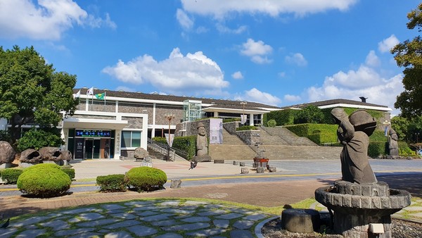 제주도 민속자연사박물관 전경.
