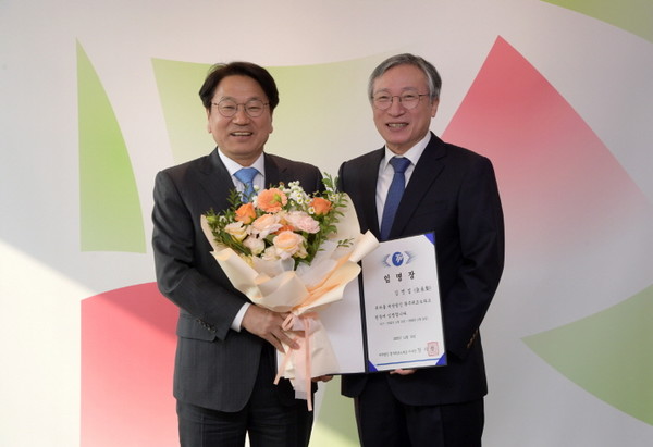 ▲강기정 광주시장(왼쪽)이 16일 오전 시청 접견실에서 김영집 광주테크노파크원장(오른쪽)에게 임명장을 수여한 뒤 기념촬영을 하고 있다. ⓒ광주광역시