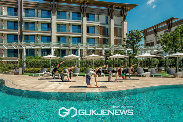 제주신화월드가 진행하고 있는 오운완에 촛점을 맞춘 ‘모실 요가 클래스’[사진=제주신화월드]