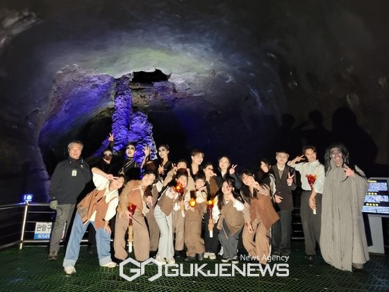 지난 10월 8~10일 제주도 만장굴에서 공연된 제주도 뮤지컬 ‘부종휴와 꼬마탐험대’ 출연진들. [사진=강혜명 총감독]
