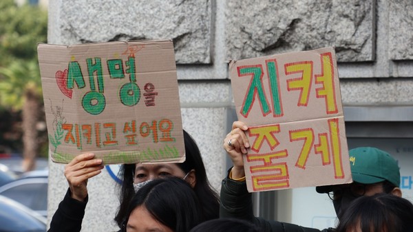 오등봉공원 지키기 도민공익소송단은 18일 제주지방법원에서 기자회견을 열고 "위법한 오등봉공원 민간특례사업 시행은 무효"를 외치며 "제주도는 오등봉공원 민간특례사업을 즉각 중단할것"을 촉구했다.[사진=제주환경운동연합]