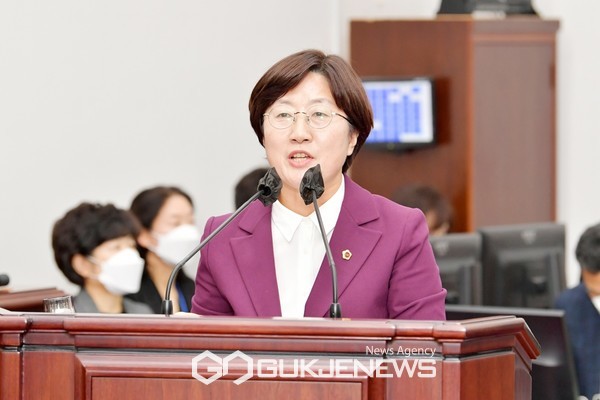 고의숙 제주도의회 교육의원은 21일 열린 제주도의회 제411회 제2차 정례회 교육행정질문에서 국제학교에 관한 전반적인 안전장치와 지도감독에 대한 대책 없이 국제학교를 추가 설립하는 하는 것이 제주교육에 도움이 되겠느냐”고 따졌다.[사진=제주도의회]