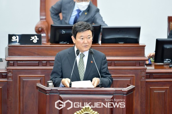 김광수 제주도교육감은 고의숙 교육의원의 질문에 “국제학교(제주영어교육도시)지도감독에 대한 법적 권한이 어디까지인지, 학교 자율성과 상충되는 것은 없는지 법제처 등에 의뢰하겠다”고 밝혔다.[사진=제주도의회]