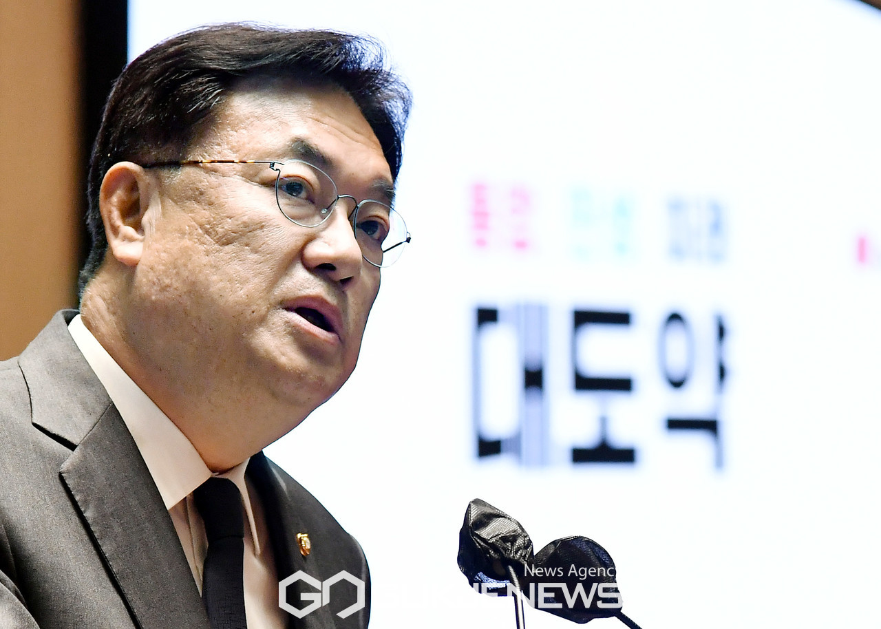 ▲정진석 국민의힘 비상대책위원장이 21일 오전 서울 여의도 국회 예결위회의장에서 열린 의원총회에서 발언하고 있다./사진=이용우기자