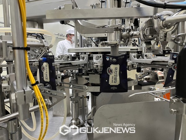 제주테크노파크(제주TP) 용암해수센터는 2022년 제주형 건강지향성 음료제작지원 사업을 통해 용암해수단지 입주기업인 ㈜비케이바이오가 건강기능식품인 ‘관절만사성’을 출시했다.[사진=제주테크노파크]